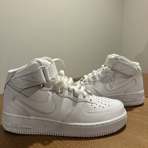 Nike Air Force 1 Mid Women’s 9, Men’s 7.5 no creases worn 1 time.